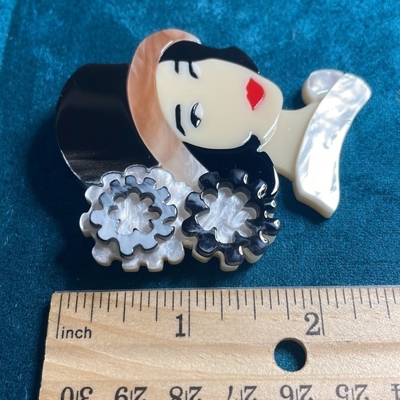 Acrylic Brooch woman with hat and flowers - Picture 3 of 3